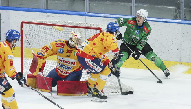 Zeleni hokejski zmaji so se rumenim iz Asiaga maščevali za poraz iz Tivolija. FOTO: Jože Suhadolnik
