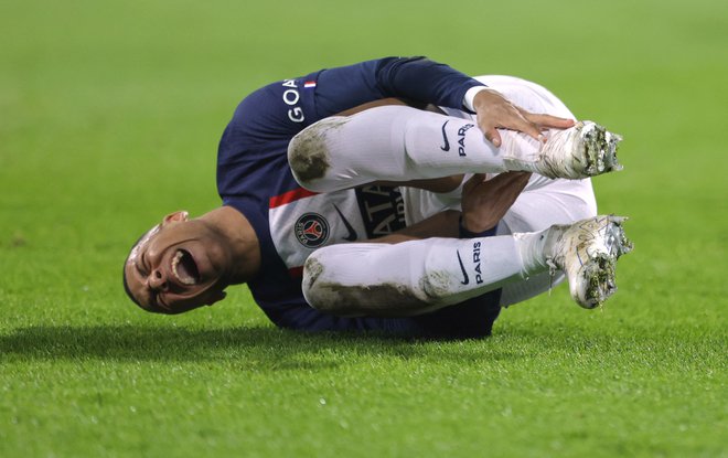 Kylian Mbappe je bil v bolečinah zaradi poškodbe, ki jo je staknil med igro, in zaradi poraza PSG. FOTO: Pascal Rossignol/Reuters
