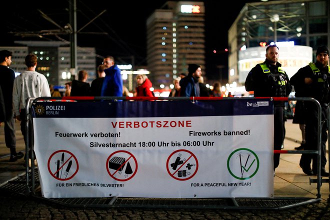 Območje brez pirotehnike na Alexanderplatzu v Berlinu. FOTO: Michele Tantussi/Reuters
