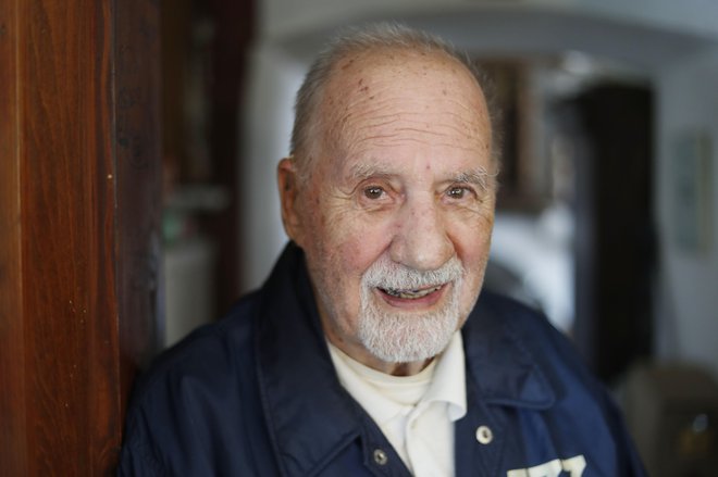 Med drugo svetovno vojno je odšel k partizanom, leta 1959 pa je diplomiral pri Slavku Vorkapiću na Visoki filmski šoli v Beogradu. FOTO:&nbsp;Leon Vidic/Delo
