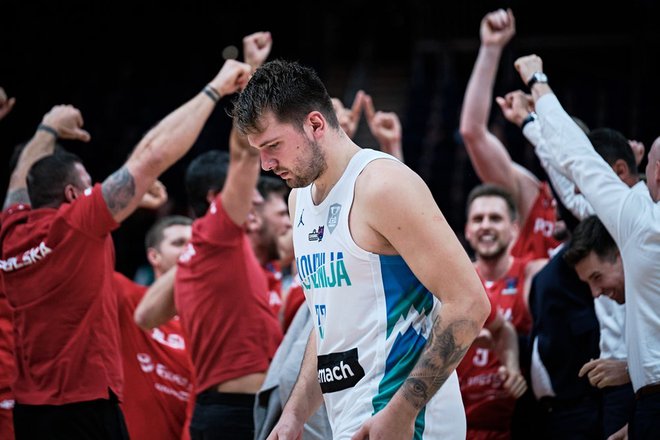 Luka Dončić je zapustil lansko EP s sklonjeno glavo, medtem ko so se Poljaki veselili nepričakovane zmage. FOTO: FIBA
