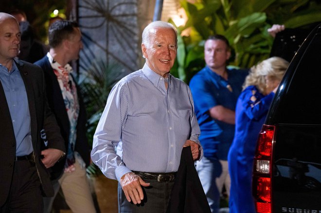 Predsednik Biden uresničuje obljubo, da bodo ameriške korporacije z več kot milijardo dolarjev dohodka plačevale najmanj 15-odstotni podjetniški davek. FOTO: Saul Loeb/AFP
