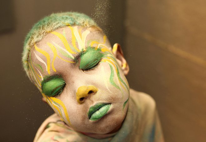 Junior Lambrechts ima poslikan obraz v pripravah na glasbeni karneval Cape Minstrel v Cape Townu. Foto: Shelley Christians/Reuters
