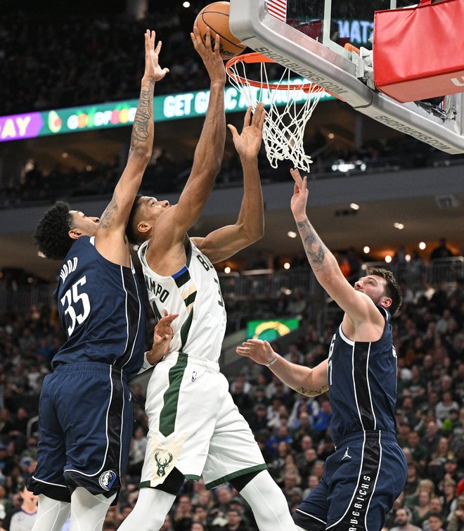 Giannis Antetokounmpo in Luka Dončić FOTO: Michael Mcloone/Usa Today Sports
