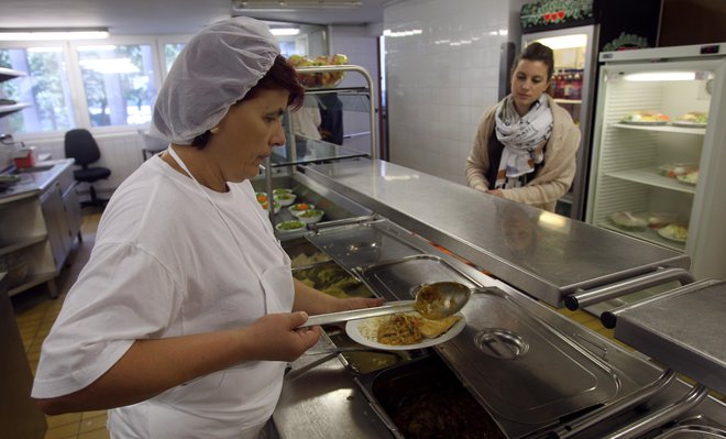 Povprečna vrednost obroka se s 1. januarjem zvišuje za 1,23 evra. FOTO: Blaž Samec/Delo
