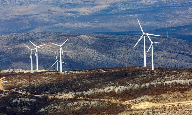 Hrvaška je že v preteklosti veliko vlagala v vetrne elektrarne, zdaj pa tudi v sončne. FOTO: Jakov Prkic/CROPIX
