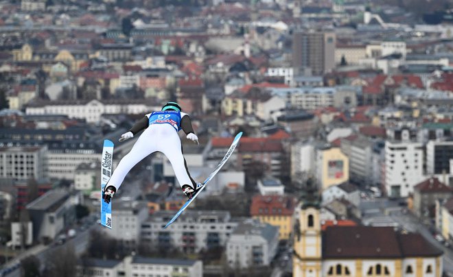 Anže Lanišek je danes poletel nad Inssbruckom. FOTO: Christof Stache/AFP
