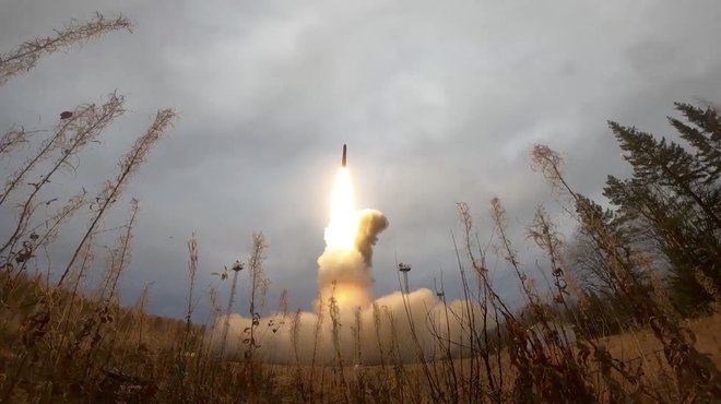 Poskusna izstrelitev ruske medcelinske balistične rakete oktobra lani FOTO: Reuters
