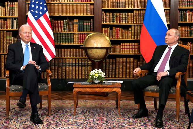 Ameriški predsednik Joe Biden in ruski voditelj Vladimir Putin med srečanjem v Ženevi junija 2021. FOTO: Kevin Lamarque/Reuters
