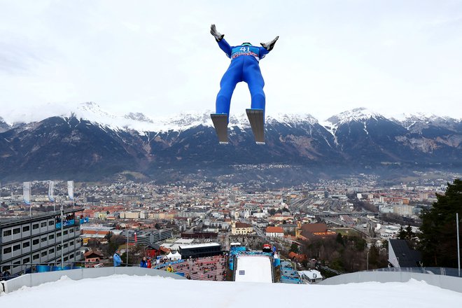 Petru Prevcu se je po zelo dobrem (od)skoku v včerajšnjih kvalifikacijah odprl takšen razgled na Innsbruck. FOTO: Lisi Niesner/Reuters
