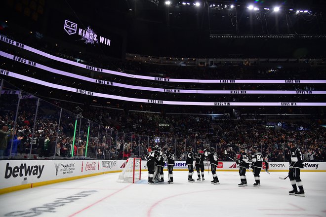 Slavje hokejistov Los Angelesa ob zadnjem zvoku sirene na torkovi tekmi v domači dvorani. FOTO: Gary A. Vasquez/USA Today Sports
