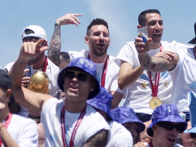 Lionel Messi je naslov v Katarju proslavil s parado v Buenos Airesu, nato je božično-novoletne praznike preživel v domačem Rosariu. FOTO: Martin Villar/Reuters

