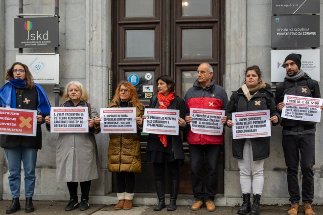 Iniciativa Glas ljudstva je predstavila potek stavke in stavkovne zahteve ter jih predala ministru za zdravje. FOTO: Voranc Vogel/Delo
