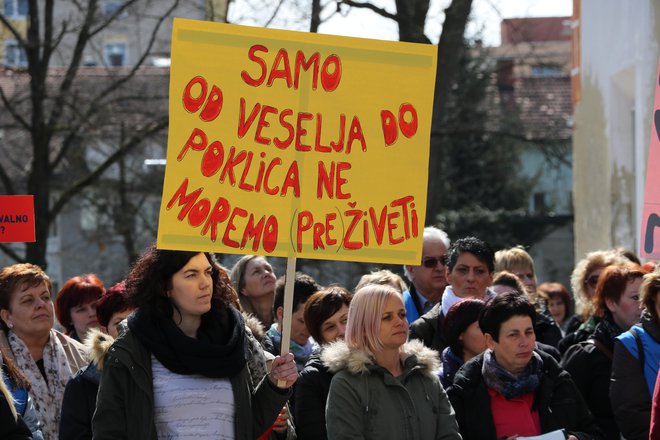 Pomočnice vzgojiteljic imajo rade otroke in svoje delo. A na etični pogon ne bo šlo več. FOTO: Jože Pojbič/Delo
