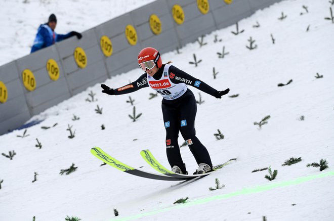 Trenutno skupno druga v svetovnem pokalu Katharina Althaus ne želi več pristajati na daljavah pod stotimi metri. FOTO: Annegret Hilse/Reuters
