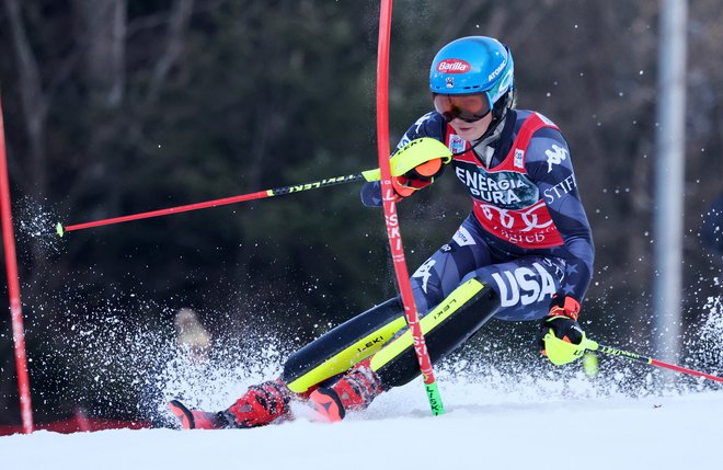 Mikaela Shiffrin prodira proti cilju v prvi vožnji slaloma nad Zagrebom. FOTO: Antonio Bronić/Reuters
