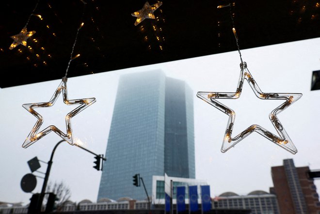 Nižja inflacija pomeni tudi manjši pritisk na ECB (na sliki njena stavba v Frankfurtu), da v prihodnje krepko viša obrestne mere.

Foto Wolfgang Rattay(Reuters
