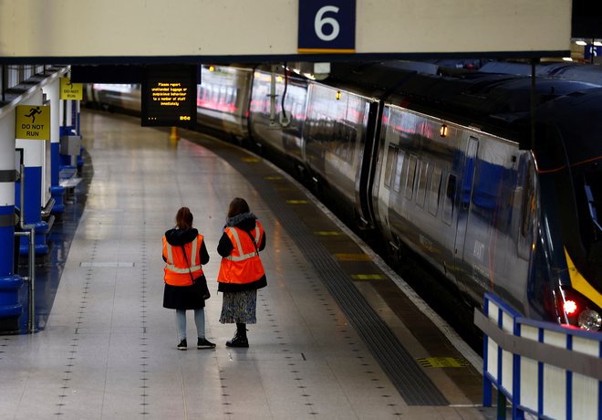 Prazni peroni na londonski železniški postaji Euston med najnovejšo stavko železniških delavcev Foto: Peter Nicholls/Reuters
