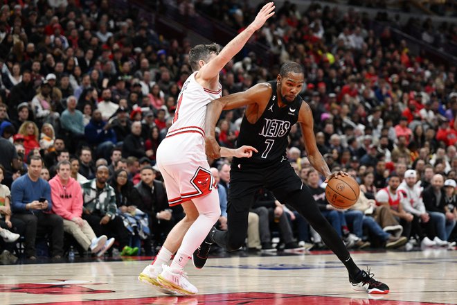 Goran Dragić ni ustavil Kevina Duranta, a je zato Chicago končal Brooklynov niz dvanajstih zmag. FOTO: Quinn Harris/Usa Today Sports
