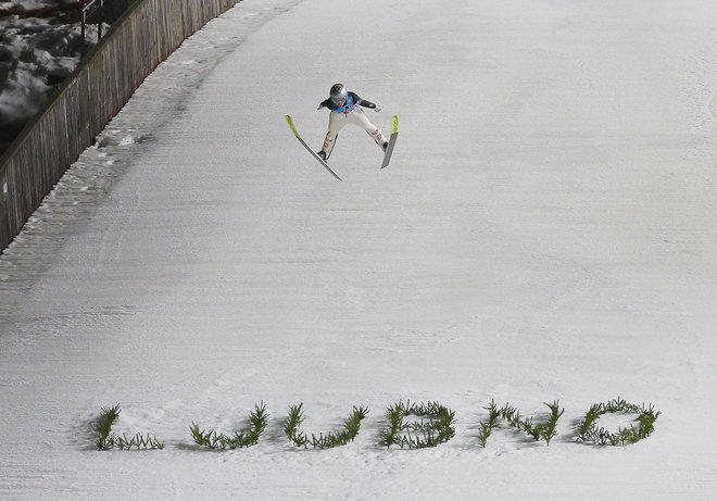 Ljubno ob Savinji je izgubilo silvestrsko tekmo v svetovnem pokalu v smučarskih skokoih za dekleta, a ohranilo tekmo za zlato sovo. FOTO: Jože Suhadolnik/Delo
