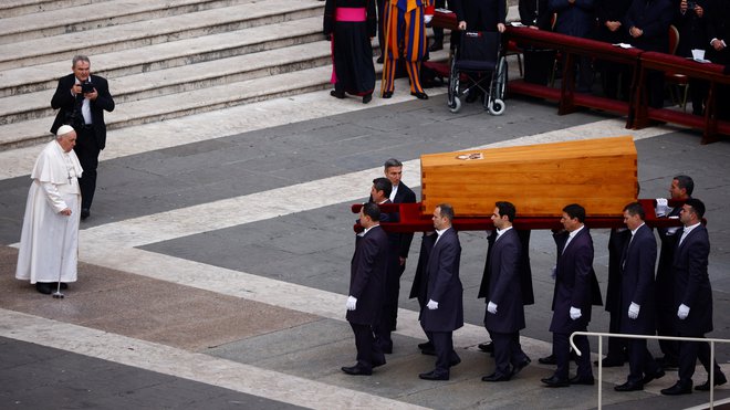 Papež Frančišek se je danes med mašo ob pogrebu zaslužnega papeža Benedikta XVI. poklonil svojemu predhodniku in se mu zahvalil za njegovo znanje in predanost. FOTO: Guglielmo Mangiapane/Reuters
