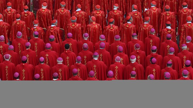 Kardinali in škofje na pogrebni maši pokojnega papeža Benedikta XVI. na Trgu svetega Petra v Vatikanu. Papež Frančišek danes v Vatikanu predseduje pogrebu svojega predhodnika Benedikta XVI, dogodku brez primere v sodobnem času, ki naj bi se ga udeležilo več deset tisoč ljudi. Foto: Filippo Monteforte/Afp
