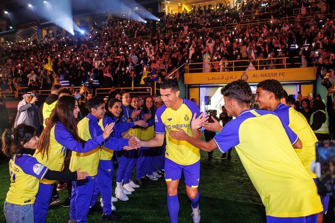 Crisiano Ronaldo je takole pozdravil navijače Al Nasra med predstavitvijo projekta. FOTO: Instagram
