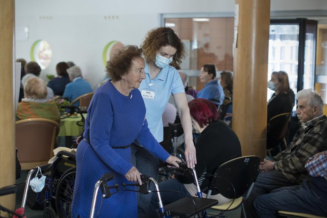 Ena od problematičnih točk pri nas zdaj je, da je institucionalna oskrba manj draga, kot je pomoč v domačem okolju. FOTO: Jure Eržen
