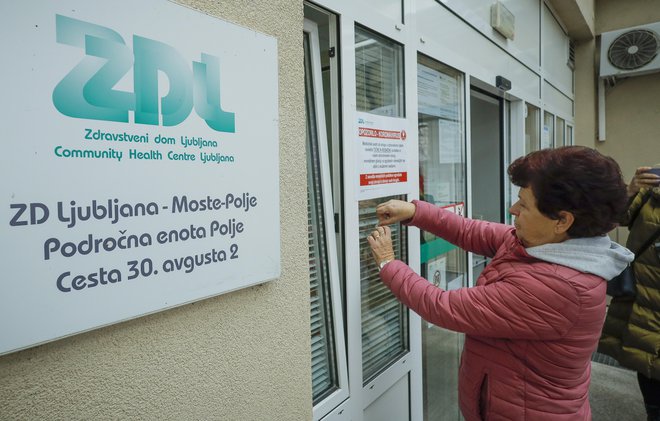 Za srečno novo leto smo bili pacienti ZD Ljubljana Polje zadnji dan v letu 2022 obveščeni (tudi v vašem časopisu), da enota vsaj še en mesec ne bo delovala in naj se za pomoč v primeru bolezni obrnemo na enoto Fužine. FOTO JOŽE SUHADOLNIK/DELO
