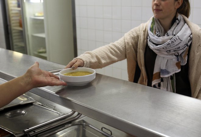 Cene študentskega bona so v številnih restavracijah višje od minimalne urne postavke študentskega dela. FOTO:&nbsp;Blaž Samec/Delo
