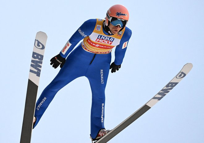 Poljski orel Dawid Kubacki ne popušča. FOTO: Christof Stache/AFP
