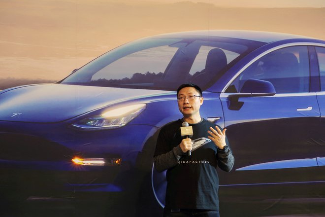 Tom Zhu namesto poslovnih oblek nosi puloverje iz flisa blagovne znamke Tesla. FOTO: Sun Yilei/Reuters
