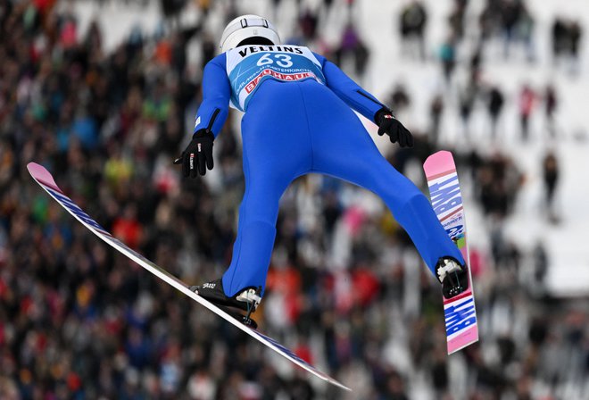 S tekmovalnim dresom Piotra Zyle ni nič narobe, pravi Christian Kathol, kontrolor opreme pri FIS. FOTO: Christof Stache/AFP
