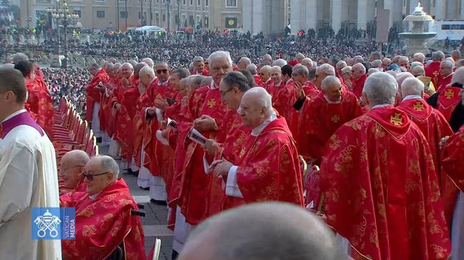 Franc Rode na včerajšnjem pogrebu papeža Benedikta XVI., ki ga je leta 2006 imenoval za kardinala. FOTO: Vatican Media
