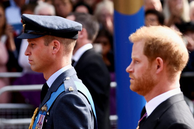 Najbolj odmeva odlomek o fizičnem napadu Williama nad Harryjem leta 2019. Na pogrebu babice, kraljice Elizabete II. septembra lani. FOTO: Henry Nicholls/ Reuters
