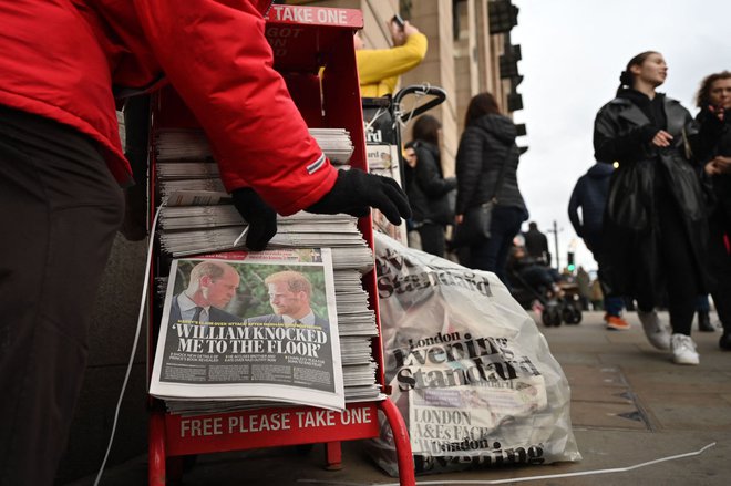 Harryjeva knjiga polni naslovnice britanskih časopisov in drugih medijev. FOTO: Justin Tallis/AFP
