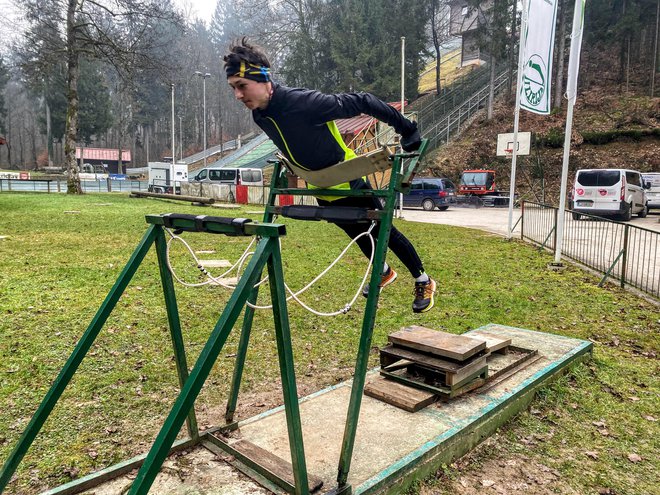 Skakalec Benjamin Podobnik je včeraj tako vadil na napravi za odskok. Fotografije Jaroslav Jankovič
