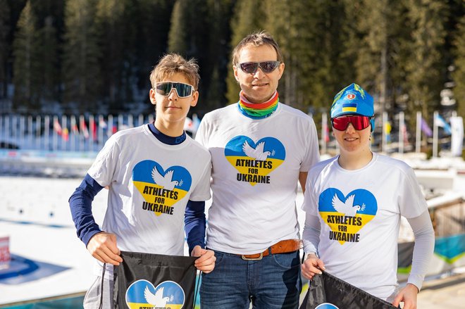 Jens Steinigen (na fotografiji v sredini) je Athletes for Ukraine predstavil tudi na Pokljuki. FOTO: Anže Kacin/OK Pokljuka
