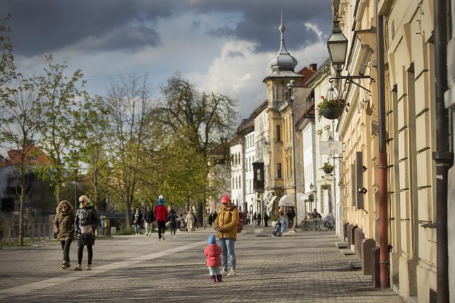 Izgubljamo, kar so se še včeraj zdele samoumevnosti. FOTO: Jure Eržen/Delo
