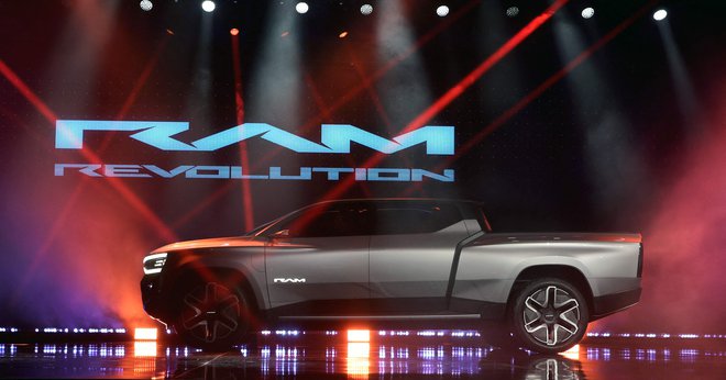 Stellantisov poltovornjak RAM 1500 bo šel v proizvodnjo prihodnje leto, predstavniki podjetja pa napovedujejo, da bo imel kar 800 kilometrov dosega, v še bolj napredni različici pa tudi podaljševalnik dosega. FOTO: Ethan Miller Getty Images / Afp
