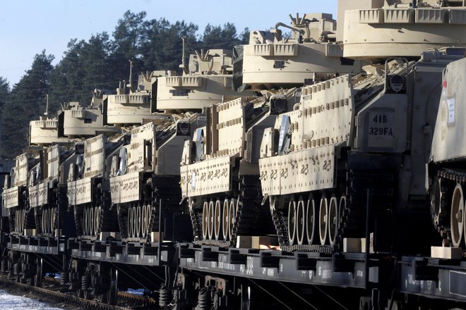 Ameriški oklepnik bradley je veljal za posebno uspešnega med zalivsko vojno leta 1991 proti T-72 sovjetske izdelave. Foto Ints Kalnins/Reuters
