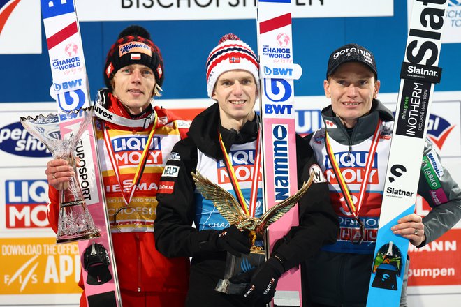 Najboljši trije na novoletni turneji, Halvor Egner Granerud (na sredini),&nbsp;Dawid Kubacki (levo) in Anže Lanišek (desno), so bili na koncu na vrhu tudi na finalu v Bischofshofnu. FOTO: Lisi Niesner/Reuters
