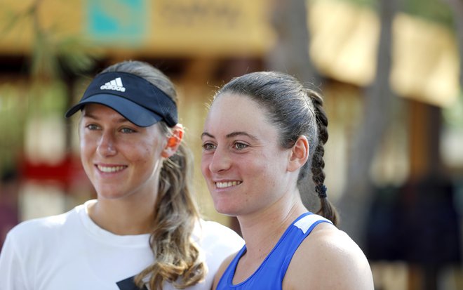Kaja Juvan (levo) in Tamara Zidanšek pred začetkom teniškega turnirja v Portorožu leta 2021. FOTO: Matej Družnik/Delo
