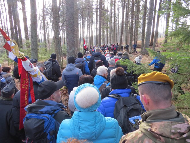 Obiskovalci so dobesedno sklenili poldrugi kilometer dolgo verigo od Osankarice do Treh žebljev. FOTO: Bojan Rajšek/Delo
