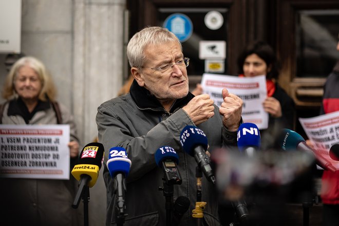 Minister Danijel Bešič Loredan je ostro napadel Dušana Kebra, člana iniciative Glas ljudstva. Ta&nbsp;mu danes sporoča, da so bili takšni napadi praksa ministrov prejšnje vlade. Tako kot označevanje inicative civilne družbe za ekstremizem. FOTO: Črt Piksi
