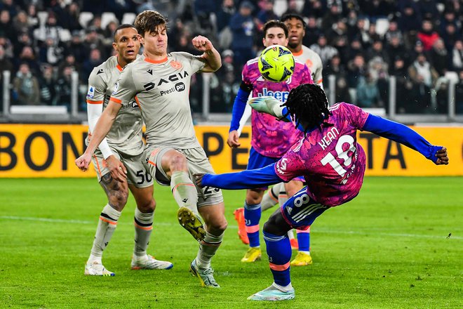 Član Udineseja Jaka Bijol v dvoboju z igralcem Juventusa Moisejem Keanom. FOTO: Isabella Bonotto/AFP
