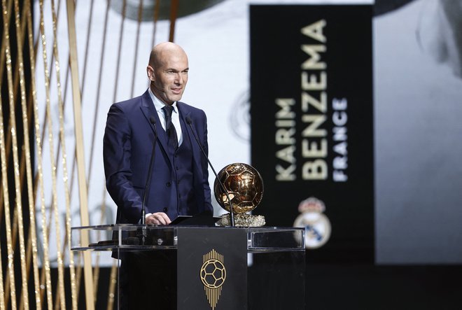 Zinedine Zidane je oktobra podelil zlato žogo rojaku in nekdanjemu varovancu Karimu Benzemaju.&nbsp;FOTO:&nbsp;Benoit Tessier/Reuters
