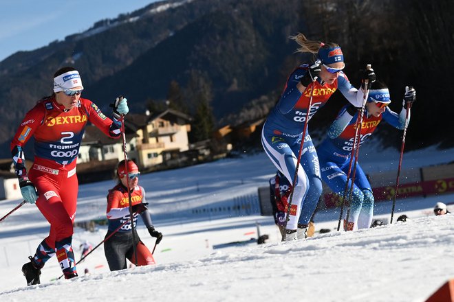 Eva Urevc (desno) na tekmi v Val di Fiemmeju. FOTO: Marco Bertorello/AFP
