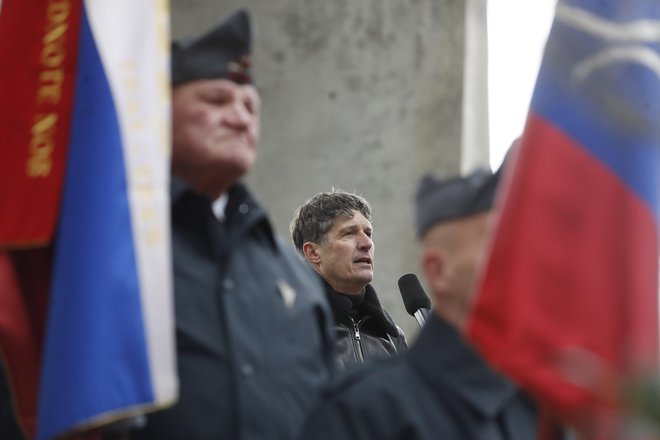 Borut Sajovic meni, da so Dražgoše postale verjetno edini kraj na svetu, kjer se krivdo za zločine okupatorjev nalaga napadenim branilcem. FOTO: Leon Vidic/Delo
