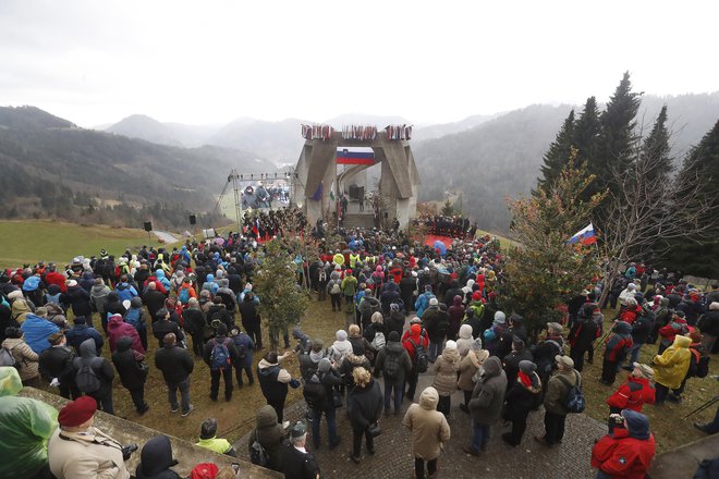 V Dražgošah je bilo ob današnjem slabem vremenu manj obiskovalcev kot v letih pred pandemijo covida-19. FOTO: Leon Vidic/Delo
